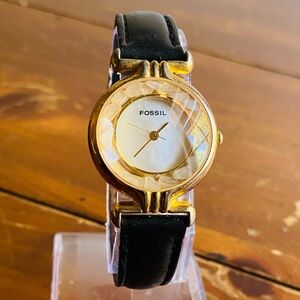 1992 FOSSIL WHITE STONE MOTHER OF PEARL WATCH DR-2037